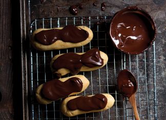 Chocolate Éclairs Chocolate Éclairs on wire rack