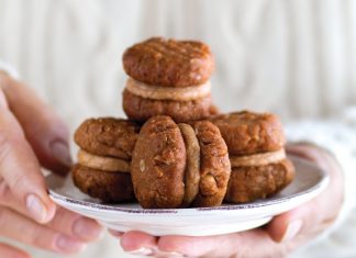 Flourless Peanut Butter Cookies with Peanut Butter Cream Cheese Filling Flourless Peanut Butter Cookies with Peanut Butter Cream Cheese Filling