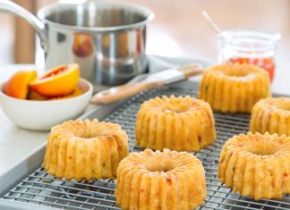 Mini Coconut-Pepper Jelly Cakes