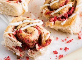 Strawberry-Pistachio Sweet Buns Strawberry-Pistachio Sweet Buns