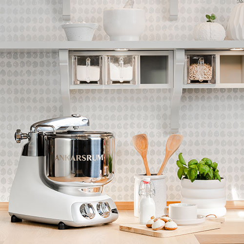 Assistent-Original-Glossy-White - Bake from Scratch Ankarsrum Glossy White Styled