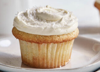 Vanilla Cupcakes with Vanilla Buttercream Vanilla Cupcakes with Vanilla Buttercream